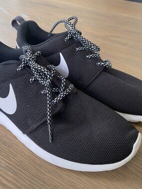 Nike Roshe One Women’s Shoes, Black White, Size 7